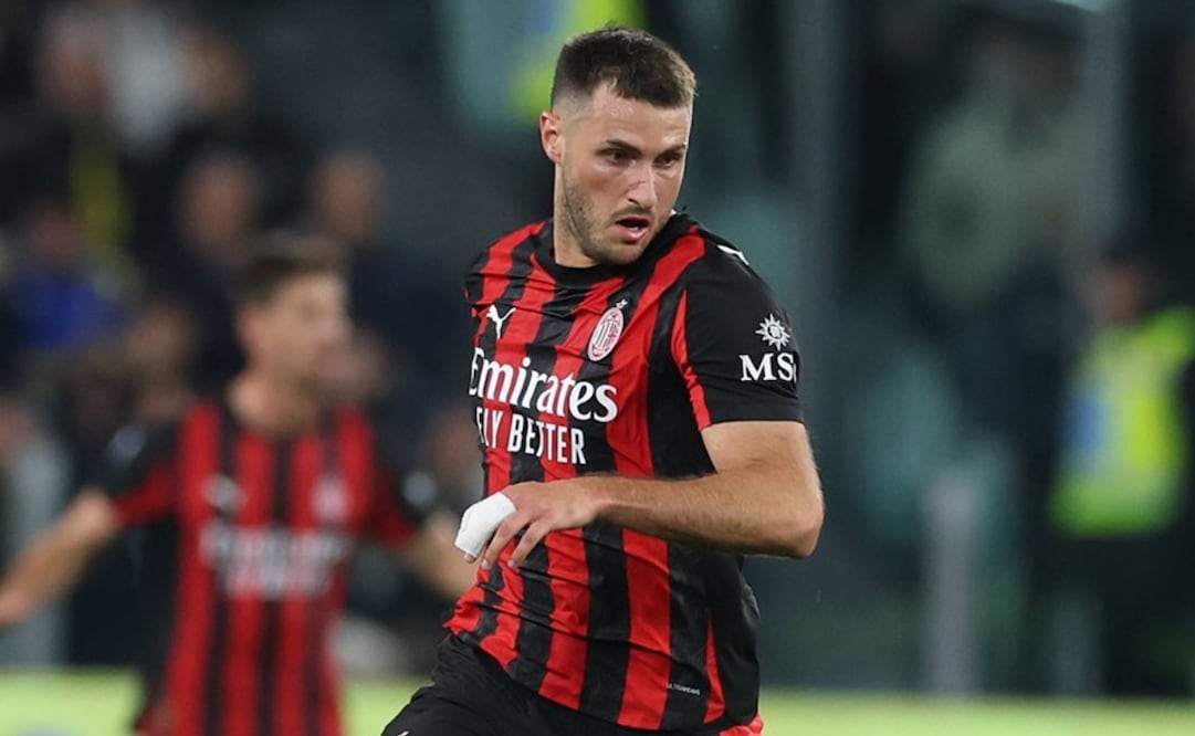 Santiago Giménez salió de titular frente a la Juventus / Foto: @acmilan en X