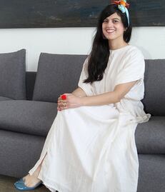 Pese a linchamiento, Brenda Lozano dice que no renuncia como agregada cultural en España