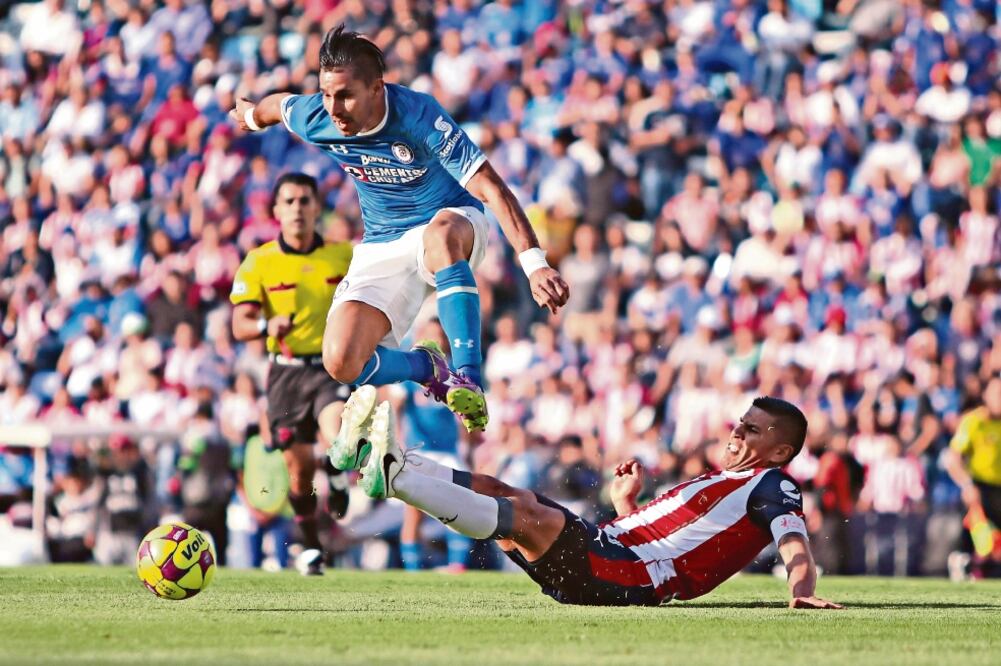 Jorge Benítez evadió la fuerte barrida de Carlos Salcido. (ALEJANDRA SUÁREZ. IMAGO7)