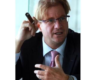 Juez niega por tiempo indefinido liberar cuentas bancarias de Andrés Roemer