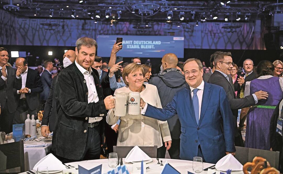 La canciller Angela Merkel con el candidato de la CDU, Armin Laschet (der.) durante un acto de campaña en Múnich. Foto: EFE.