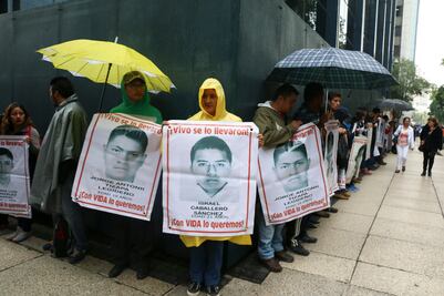 Padres de los 43 protestan afuera de PGR