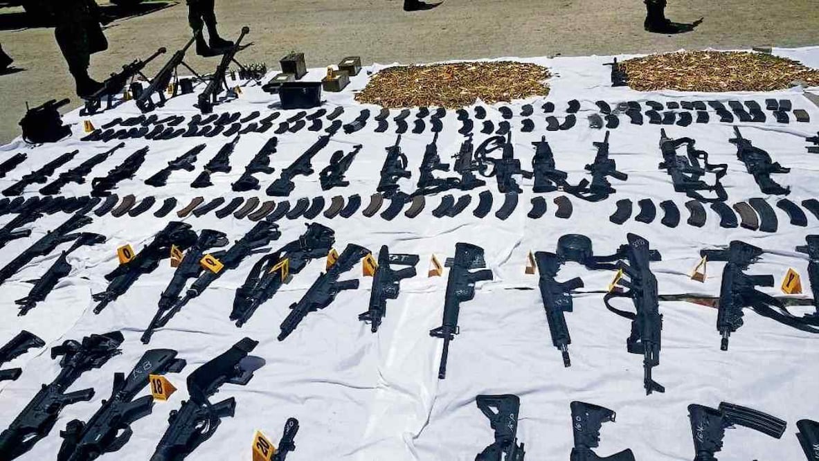 Tropas del Ejército Mexicano en Reynosa decomisaron un arsenal en un inmueble ubicado en la colonia Toboganes, en Nuevo Laredo. Foto: Sedena