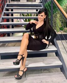 Maribel Guardia presume sus piernas en un vestido ideal para la temporada