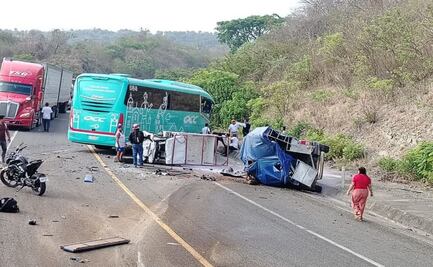 Accidente en carretera Transístmica deja seis muertos; chocan autobús de pasajeros, camioneta y trimoto en Oaxaca