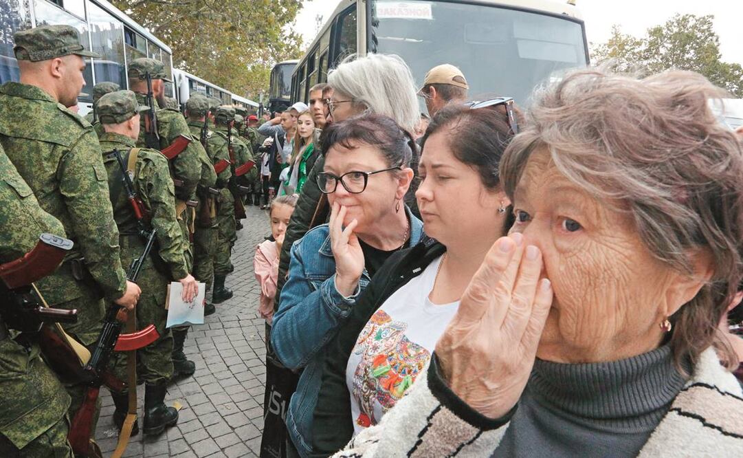 Reservistas movilizados por el presidente ruso Vladimir Putin para la guerra en Ucrania se despiden de sus familias. Foto: AFP.
