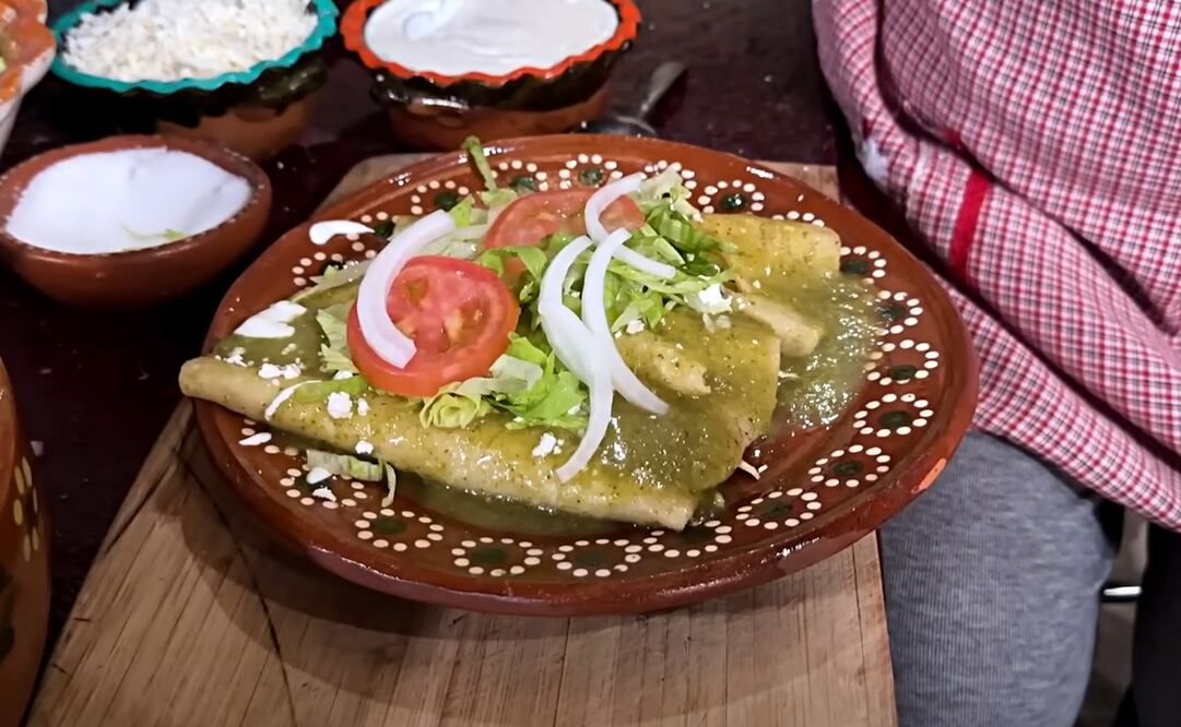 Prepara las enchiladas verdes de Doña Ángela. Foto: Captura de pantalla / YouTube