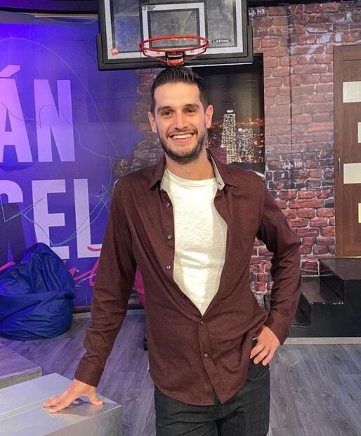 Tras polémica, Adrián Marcelo ofrece mil pesos por fumar un "toque"