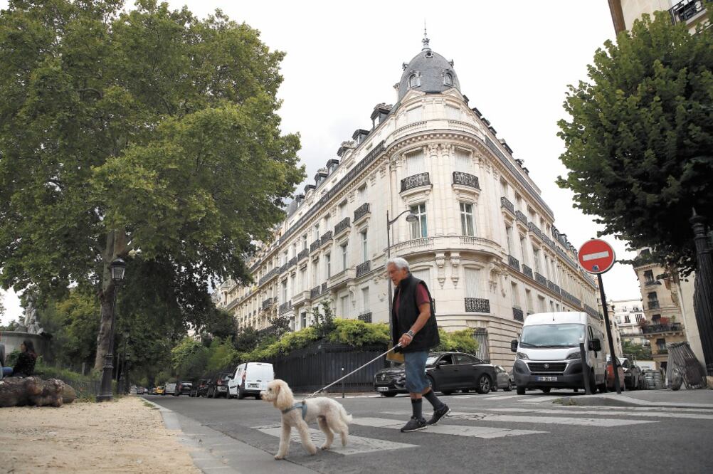 Un hombre con su perro, cerca del complejo residencial, propiedad de Jeffrey Epstein en el distrito 16 de París, Francia, el pasado 13 de agosto. Foto: ARCHIVO. AP