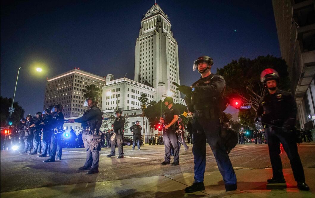 Elementos de la Policía Metropolitana de Los Ángeles se encuentran en la calle frente al Ayuntamiento tras la entrada en vigor del toque de queda, tras días de contra las redadas migrantes en Los Ángeles, California, el 10 de junio de 2025. Foto: AFP
