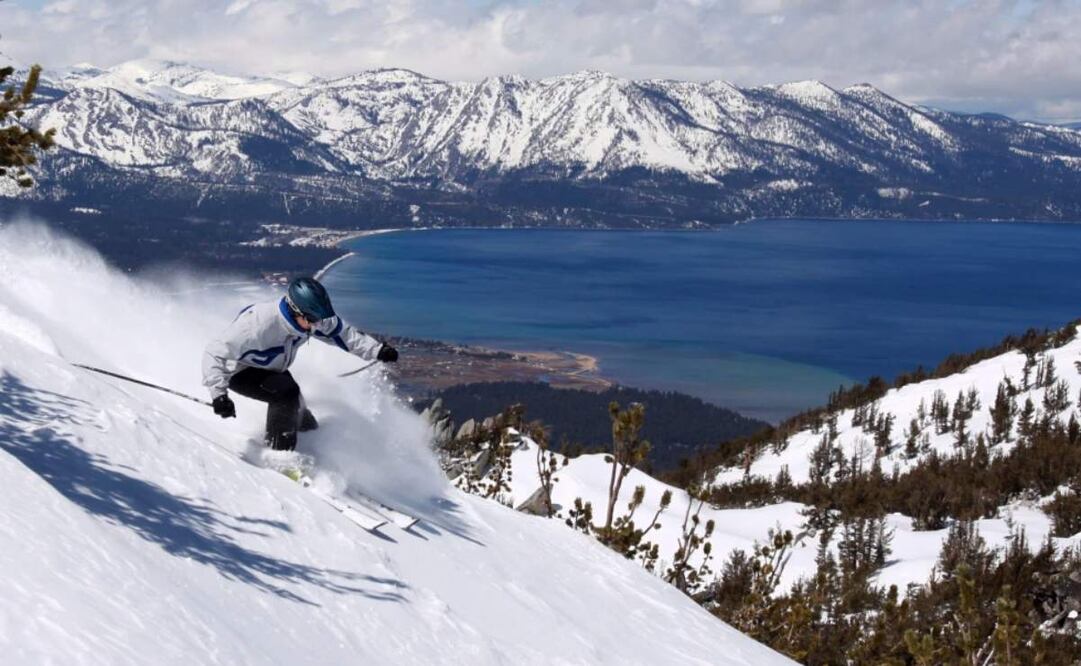 Un esquiador desciende en la estación de esquí Heavenly, en South Lake Tahoe, California, el 14 de abril de 2010. Foto: AP
