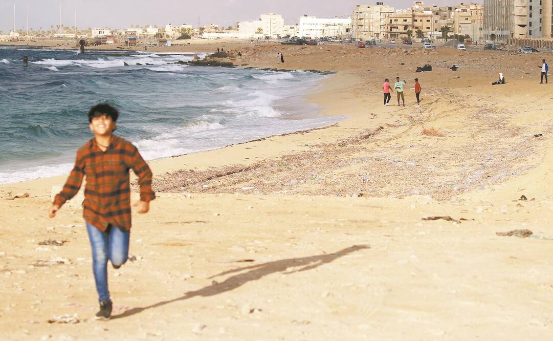 Un joven corre en Bengasi, Libia, tras el anuncio del cese al fuego entre las partes en conflicto. Foto: Abdullah DOMA. AFP