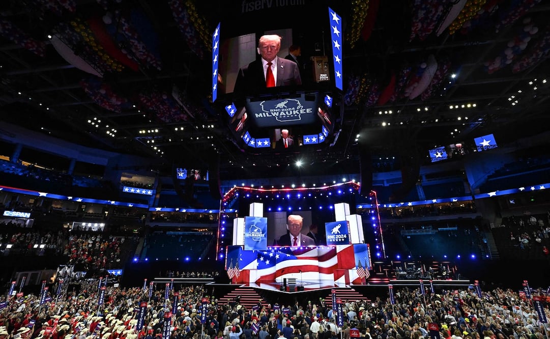 El expresidente estadounidense y candidato presidencial republicano de 2024, Donald Trump, se muestra en una pantalla antes de entrar a la sala durante el primer día de la Convención Nacional Republicana de 2024. Foto: ANDREW CABALLERO-REYNOLDS / AFP