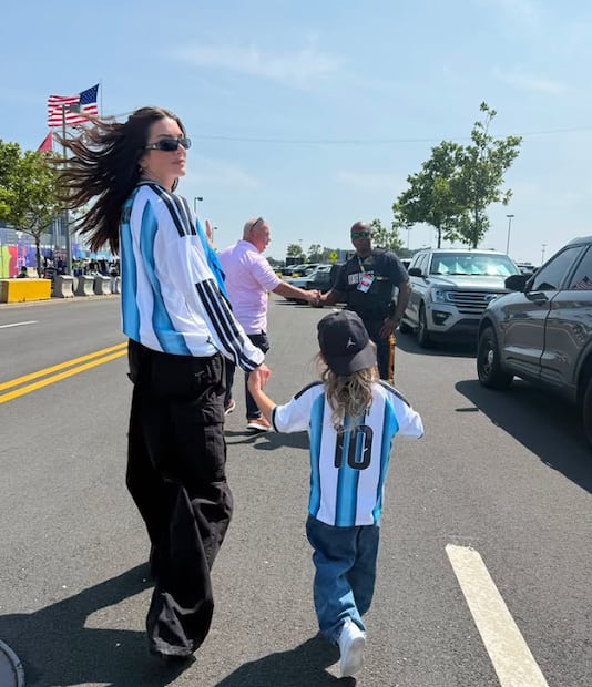 J Balvin comparte esta foto de su ex Valentina Ferrer con Río, el hijo que tienen en común. El cantante festeja así el cumpleaños de la modelo argentina.