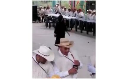 Tzotziles que no creen en el Covid festejan graduaciones con bailes en escuelas