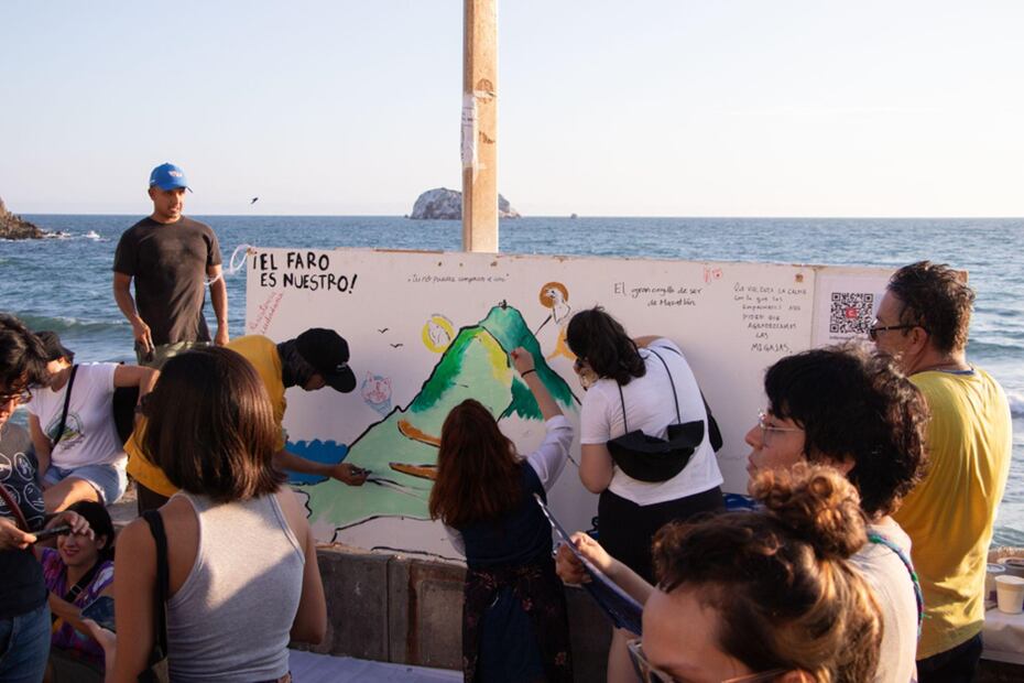 Ciudadanos de Mazatlán durante la más reciente protesta contra la tirolesa realizada el 7 de julio pasado. Acusan un ecocidio en el Cerro del Crestón. Foto: Rafael Narval