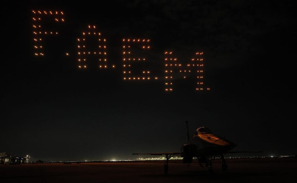 Realizan espectáculo de drones en Santa Lucía, Edomex (18/11/2025). Foto: Gabriel Pano / EL UNIVERSAL