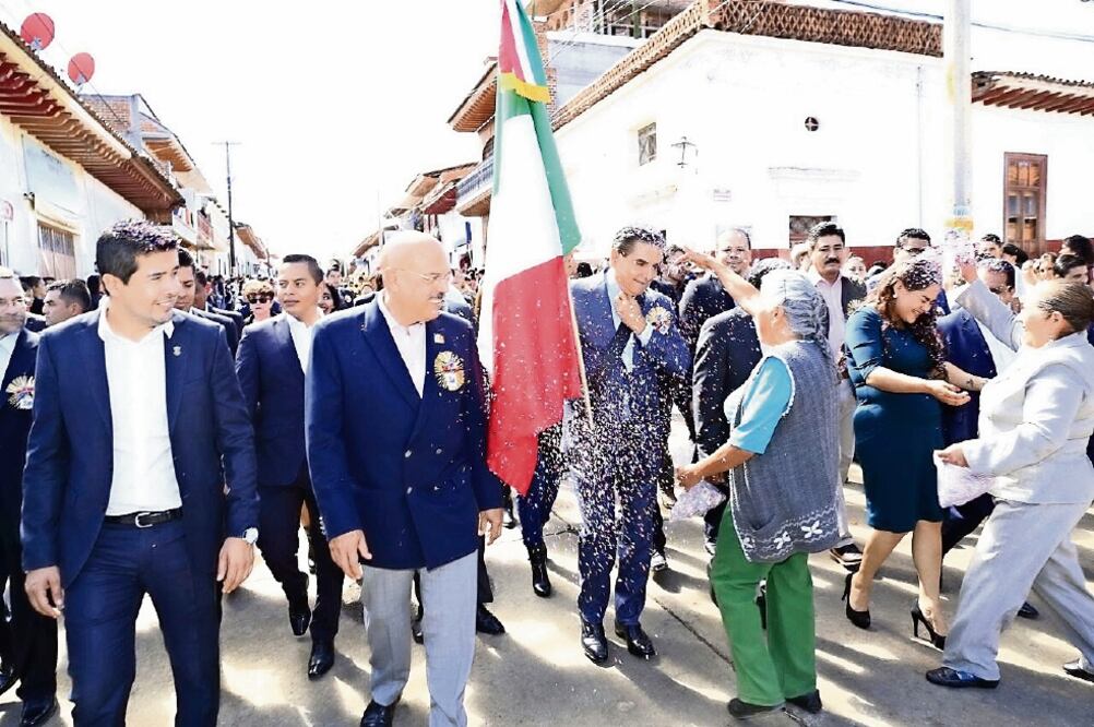 En la celebración el gobernador también entregó al ayuntamiento una ambulancia para mejorar los servicios de salud (ARCHIVO EL UNIVERSAL)