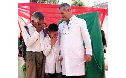 Un niño conmueve a Argentina; la foto de su graduación se hace viral