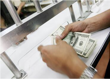 Dólar sube a 20.10 pesos tras degradación de nota a México