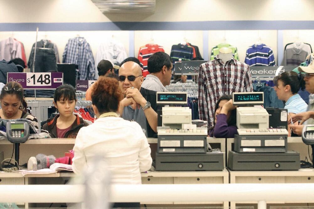 De acuerdo con expertos, la mejor forma de aprovechar la prestación de diciembre es elaborar un presupuesto para regalos (ARCHIVO EL UNIVERSAL)