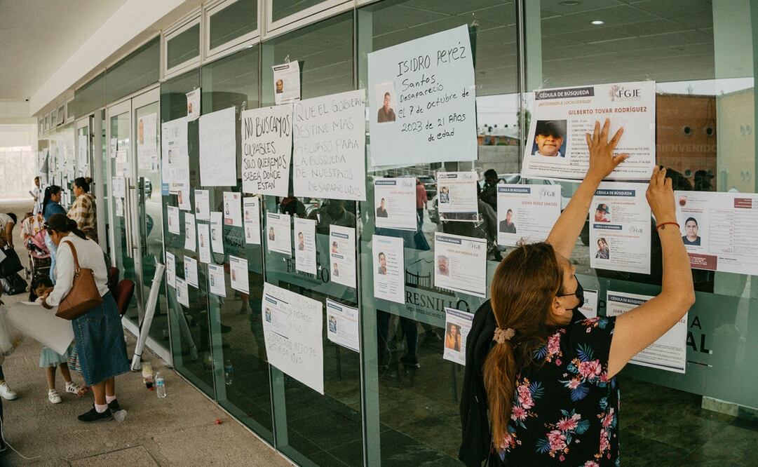 Madres buscadoras de diversos colectivos tomaron la mañana de este lunes las instalaciones de la Presidencia Municipal de Fresnillo solicitando el acceso a cámaras del (C4), el uso de drones y helicópteros para la búsqueda de sus desaparecidos. Foto: Diana Valdez