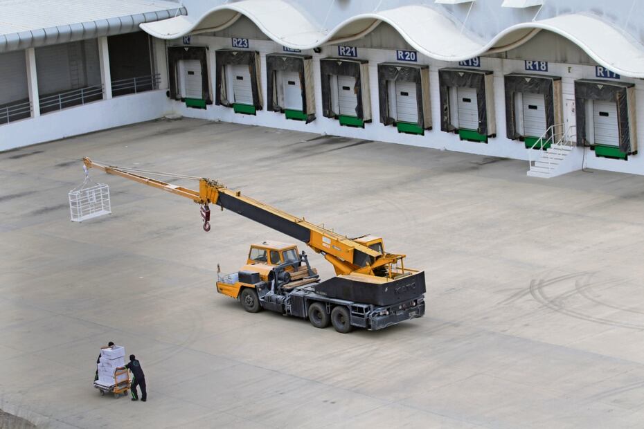 Salen y entran algunos muelles de carga que atraviesan el patio del lugar; las grúas nuevas están en esperan. Foto; Diego Prado / EL UNIVERSAL