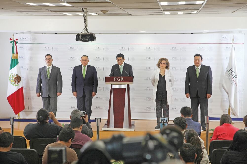 El subprocurador de Derechos Humanos de la PGR, Eber Betanzos, destacó que la dependencia agota las líneas de investigación para hallar a los normalista (MARCO UGARTE. AP)