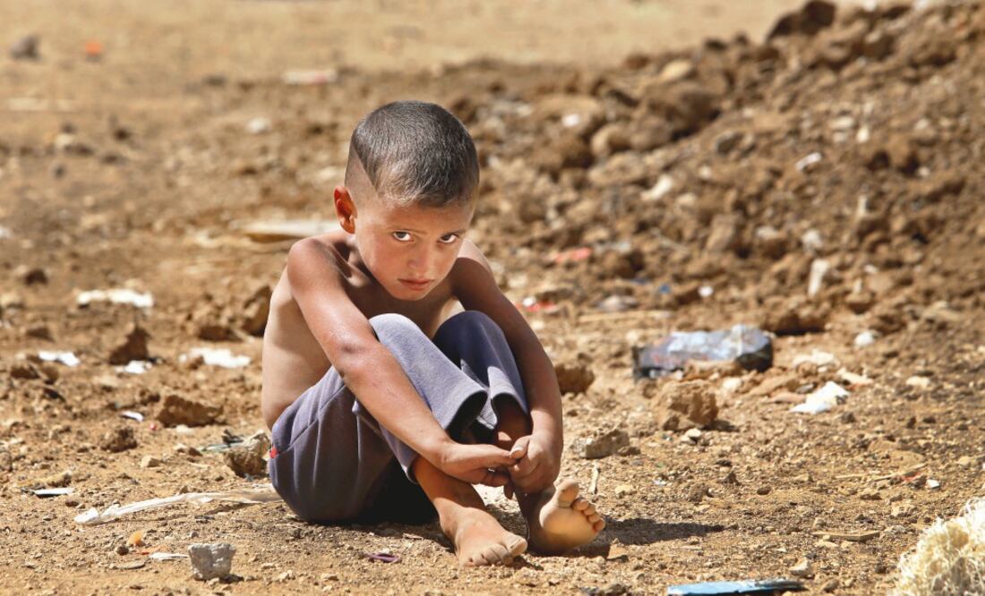 Un niño refugiado sirio permanece en el campamento temporal de la ciudad de Al-Faour, en Líbano, en esta imagen tomada en septiembre de 2013 (HUSSEIN MALLA. AP)