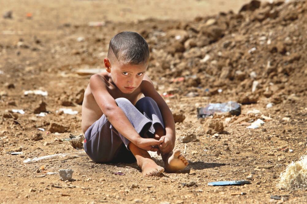 Un niño refugiado sirio permanece en el campamento temporal de la ciudad de Al-Faour, en Líbano, en esta imagen tomada en septiembre de 2013 (HUSSEIN MALLA. AP)