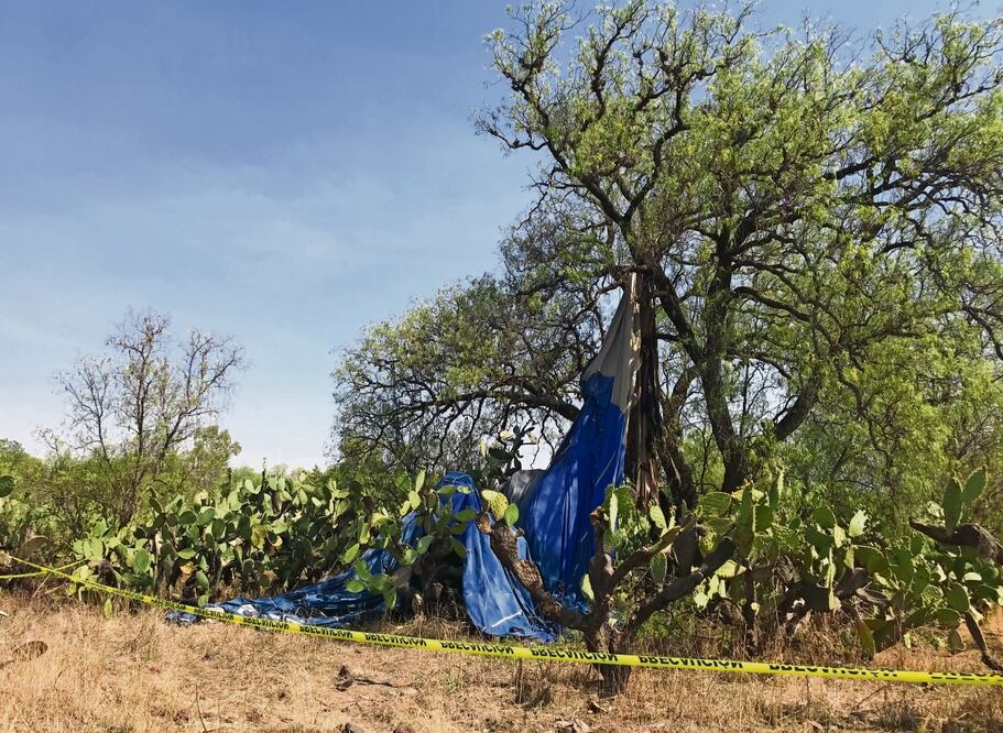 Personal municipal y de la fiscalía mexiquense, así como la Guardia Nacional y la Sedena arribaron hasta el predio donde quedaron los cuerpos de las víctimas y los restos de la aeronave. Foto: Francisco Rodriguez/El Universal