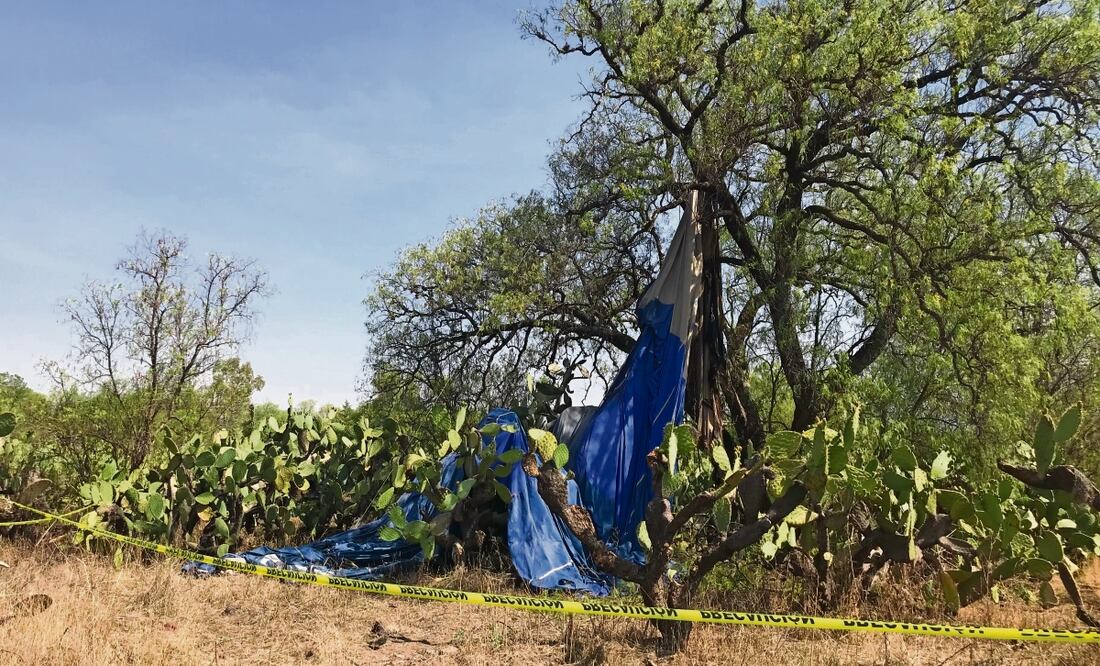 Personal municipal y de la fiscalía mexiquense, así como la Guardia Nacional y la Sedena arribaron hasta el predio donde quedaron los cuerpos de las víctimas y los restos de la aeronave. Foto: Francisco Rodriguez/El Universal
