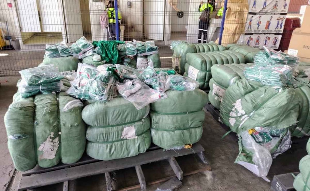 IMPI asegura 200 mil 450 productos pirata del Mundial; su valor asciende a más de 32 millones de pesos. Foto: Especial