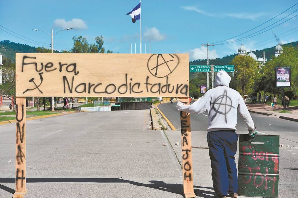 Estudiantes que exigen la renuncia del mandatario hondureño, Juan Orlando Hernández, bloquearon el Boulevard Suyapa en Tegucigalpa. Foto/ORLANDO SIERRA. AFP