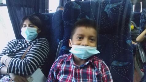 A vacunarse a EU, con sonrisas y también un poco de pena