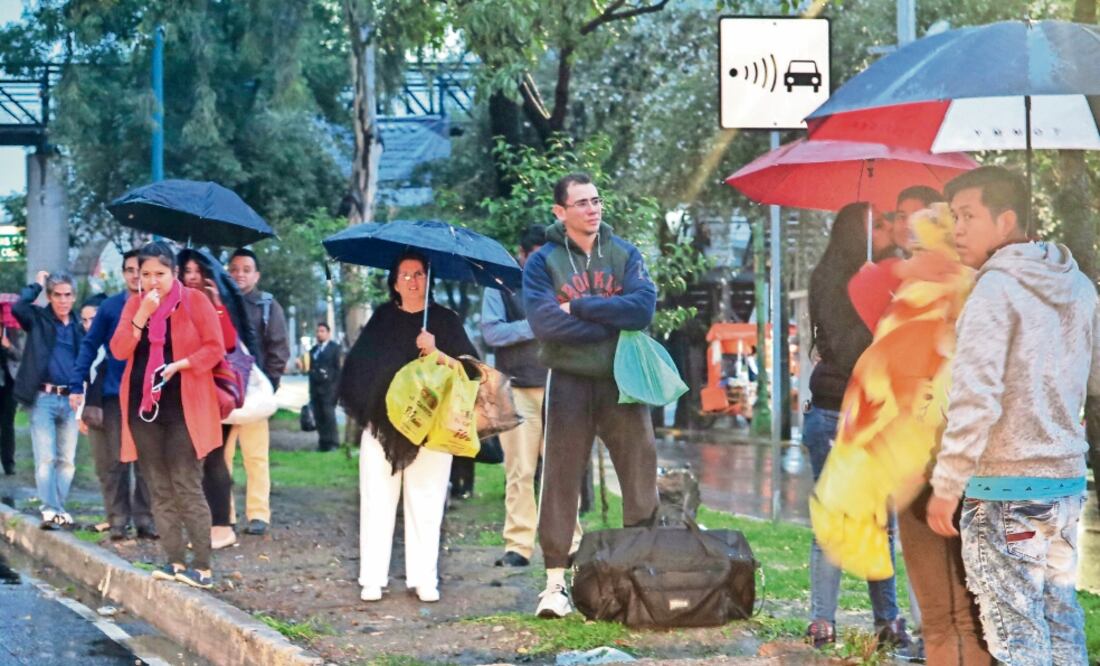 La tormenta comenzó aproximadamente a las 18:00 horas y ocasionó 26 anegaciones en vialidades de 11 delegaciones, en las que se activó Alerta Amarilla por lluvia de 29 milímetros. Foto: LUIS CORTÉS. EL UNIVERSAL
