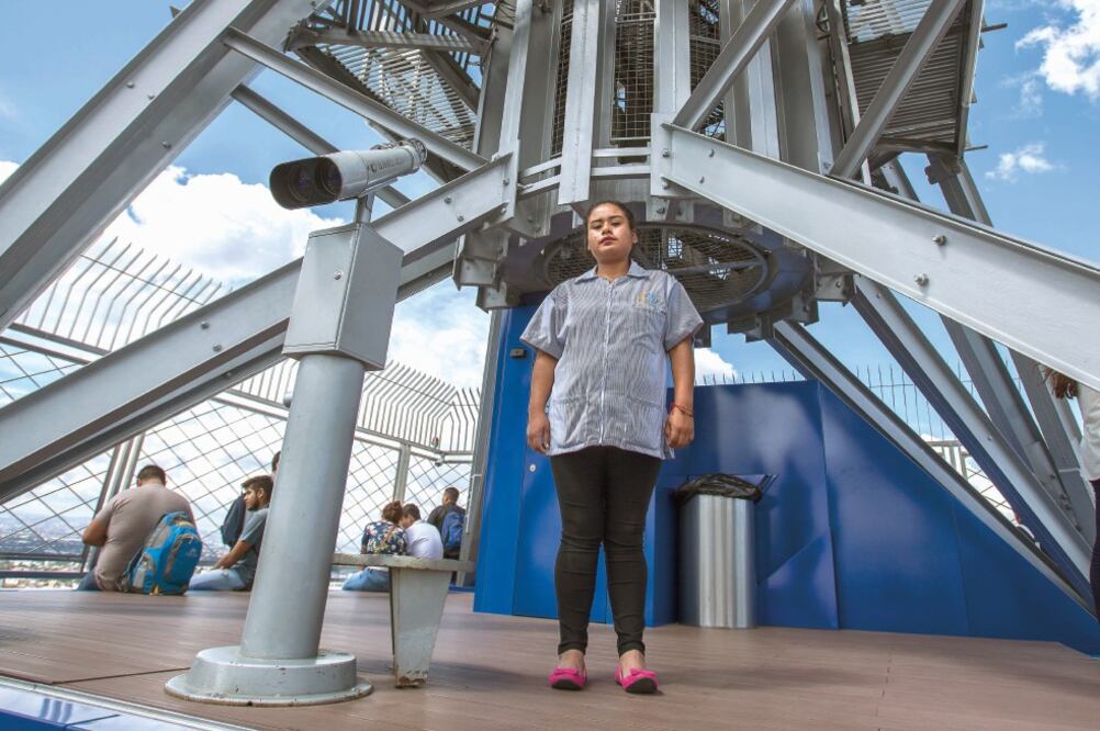 Originaria de San Pedro Amuzgos, en la sierra sur de Oaxaca, Alicia trabaja desde hace año y medio en la Torre Latinoamericana y asegura que durante el 19-S no tuvo miedo, debido a las medidas de protección con las que cuenta el edificio. (CAMILA MATA. E)