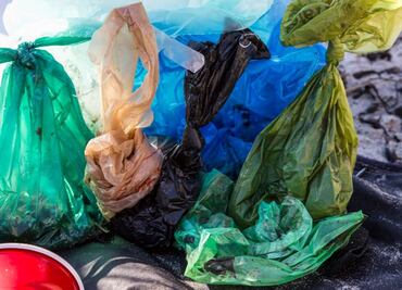 Avanzan multas por entregar plásticos de un solo uso