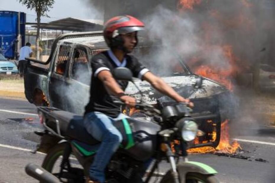 Arde Michoacán, incendian criminales 30 autos y camiones
