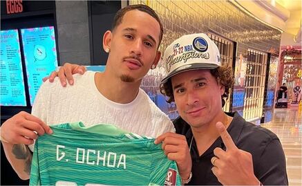 Guillermo Ochoa presume foto con Juan Toscano, el mexicano campeón de la NBA