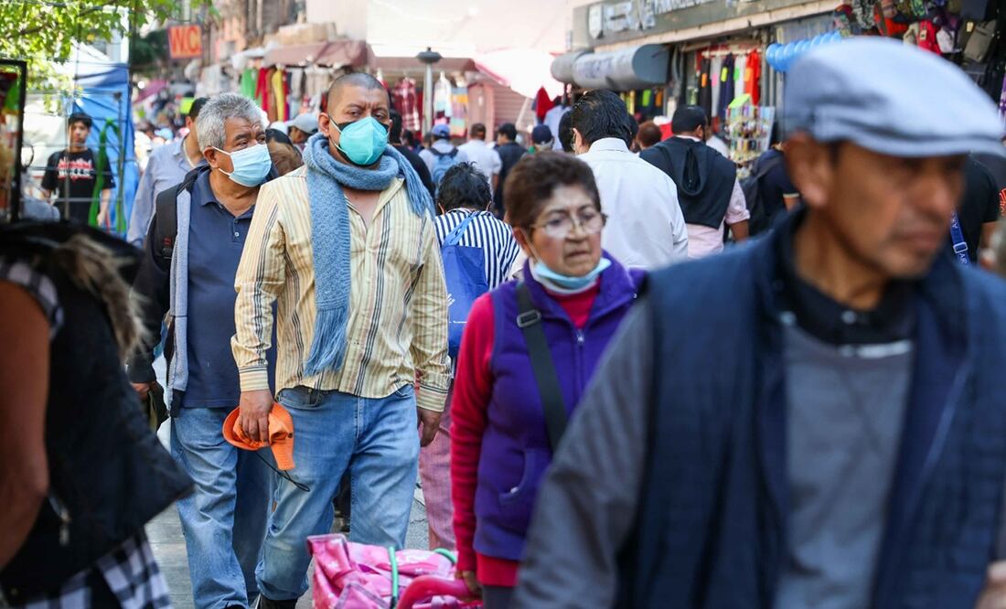Durante el repunte de casos de Covid-19, decenas de personas utilizaron cubrebocas para caminar por el centro histórico y así evitar algún contagio. Foto: Diego Simón Sánchez/EL UNIVERSAL.