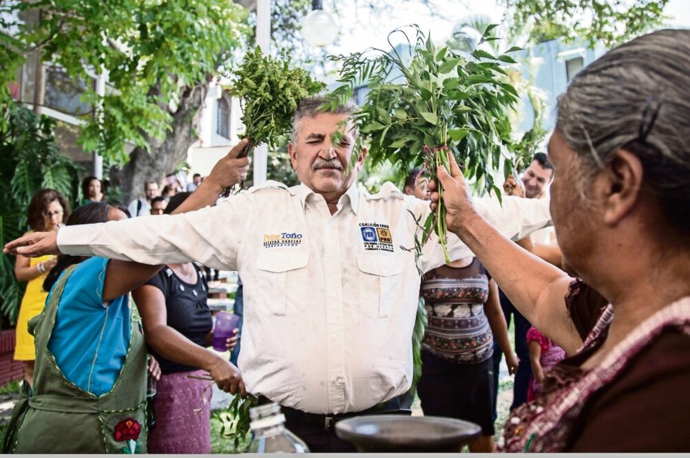Mujeres que se dedican a la medicina tradicional realizaron una “limpia” al aspirante para atraer las buenas vibras y a los votantes (GERMÁN ESPINOSA. LE UNIVERSAL)
