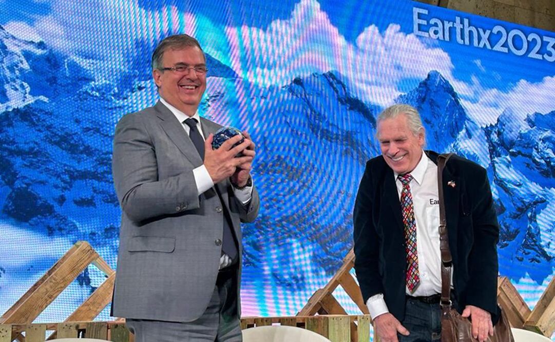 Marcelo Ebrard recibe distinción EarthX por lucha del medio ambiente. Foto: SRE