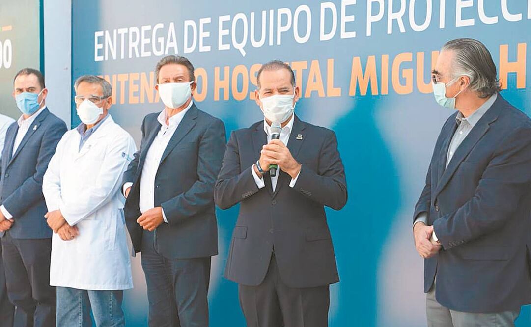 Martín Orozco (segundo de der. a izq.) agradeció la donación de GIA y dijo que ésta refrenda el compromiso con la gente de Aguascalientes. Foto: Especial