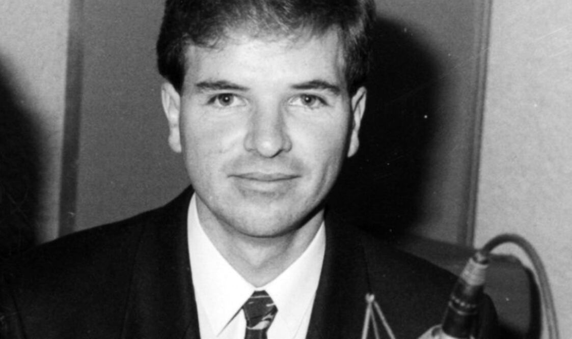 El comunicólogo Jorge Gil, en 1992, durante la emisión de un programa de radio de la XEW.
Foto: Cortesía