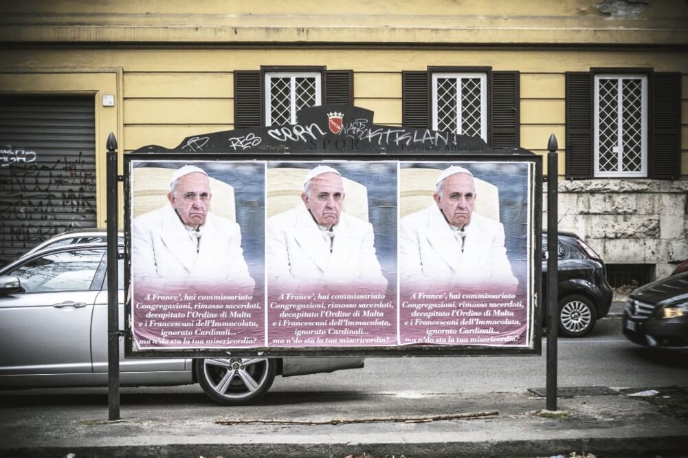 Con carteles, se desató una campaña contra el papa Francisco en las calles de el Vaticano el pasado fin de semana (LUCIANO DEL CASTILLO. EFE)