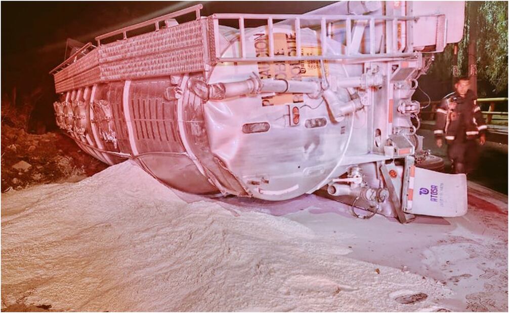 Volcadura de tráiler en Periférico. Foto: Especial