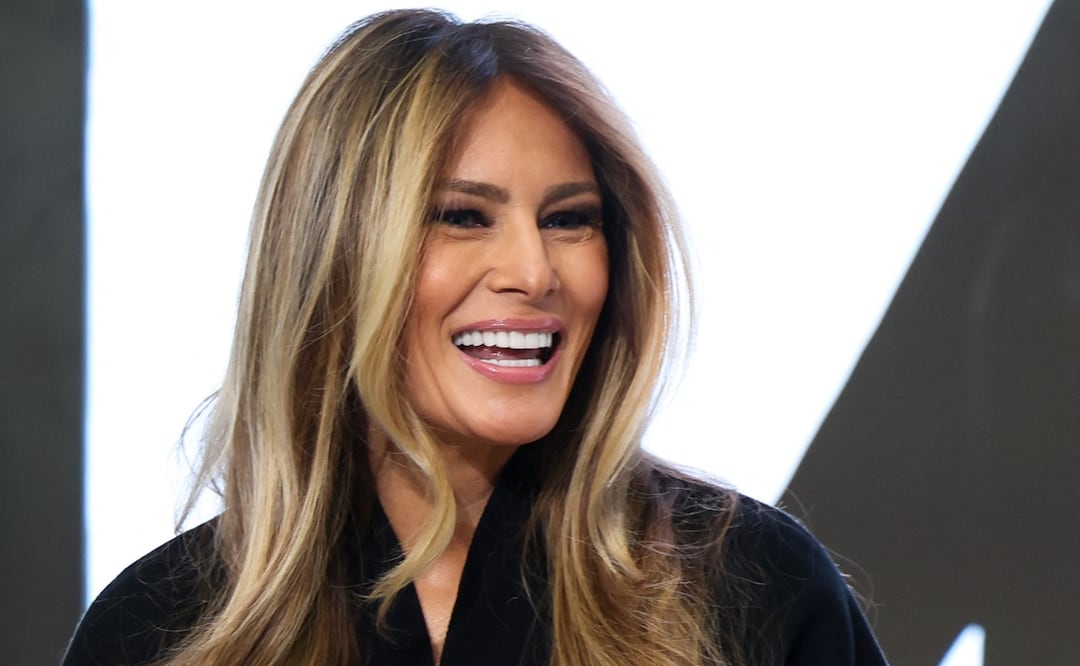 La primera dama de Estados Unidos, Melania Trump, saluda a la audiencia tras tocar la campana de apertura en la Bolsa de Valores de Nueva York, en Nueva York, Nueva York, EU.
Foto: EFE/EPA/SARAH YENESEL.