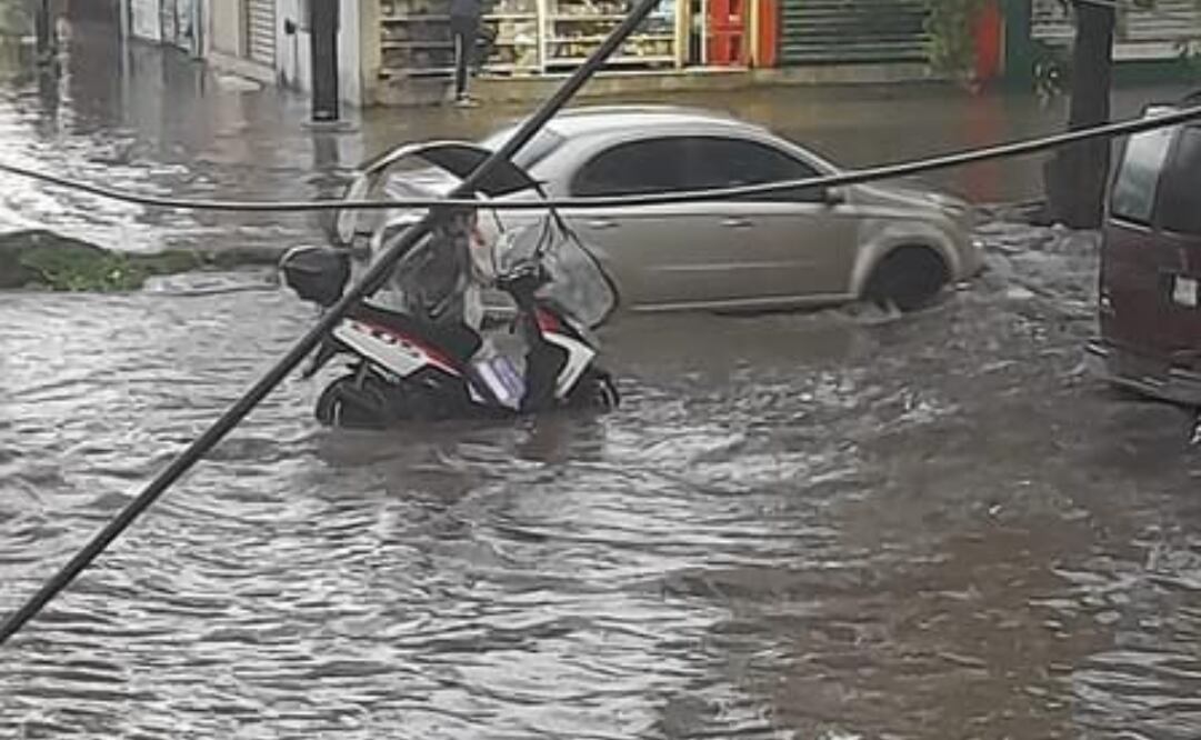 La caída de lluvia ya ha dejado calles con el nivel del agua superior a la banqueta. Foto: Especial
