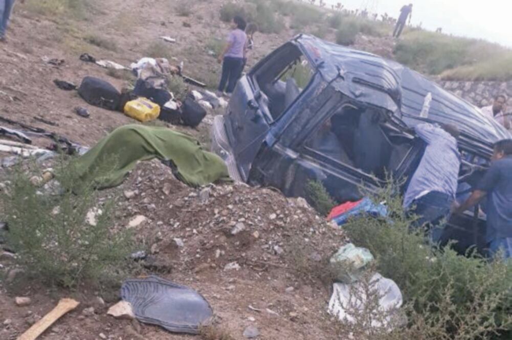 En la camioneta viajaba toda una familia, de acuerdo con el reporte preliminar, dos mujeres murieron (ESPECIAL)